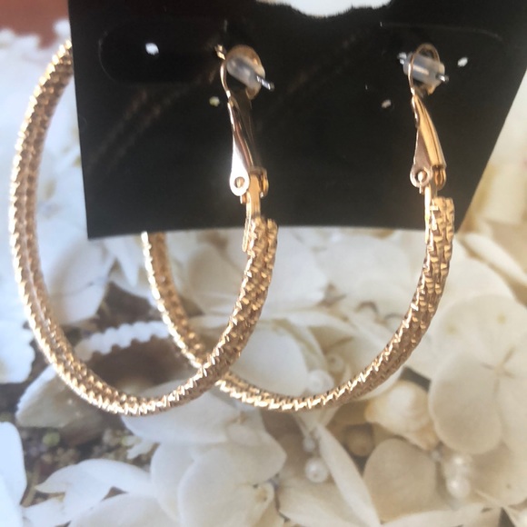 medium sized gold hoop textured earrings - Picture 3 of 4